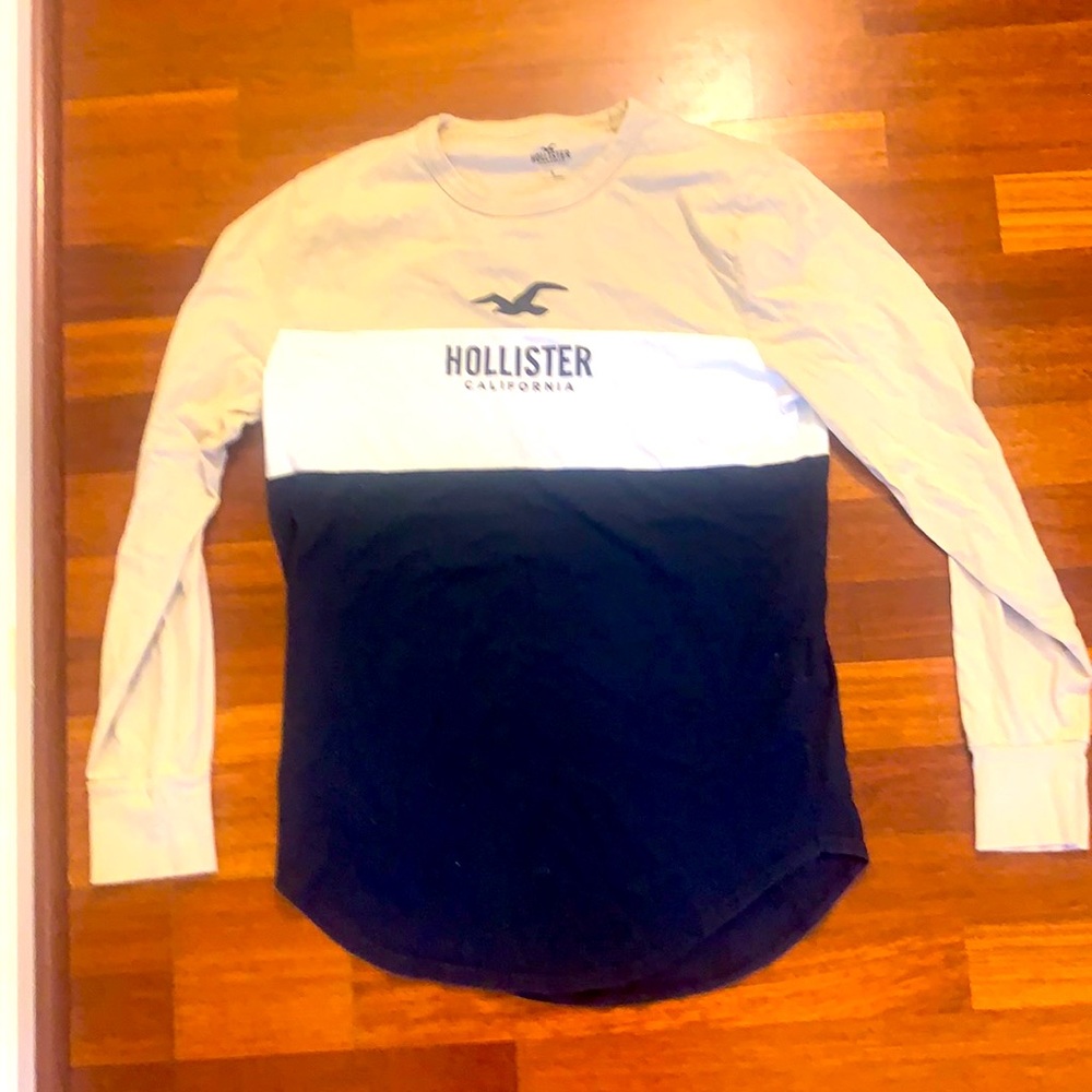 Small Hollister men’s tri-colored long sleeve t-shirt.
